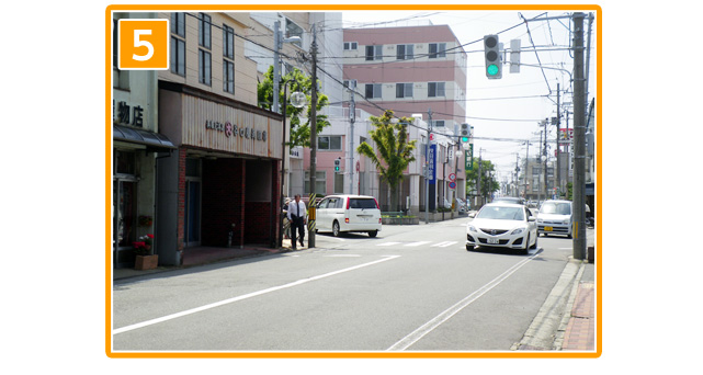 本町通り　飯島方面から来たら五十嵐記念病院手前信号左折直ぐ